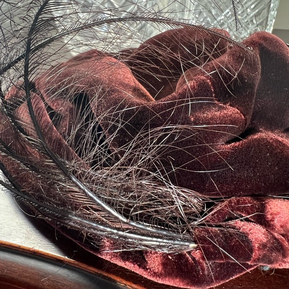 Vintage 1930s Velvet Hat with Feathers - Picture 6 of 7